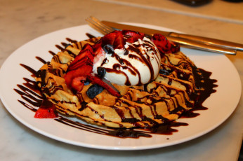 Картинка еда мороженое +десерты клубника десерт лакомство