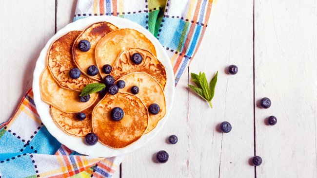 Обои картинки фото еда, блины,  оладьи, оладьи, черника