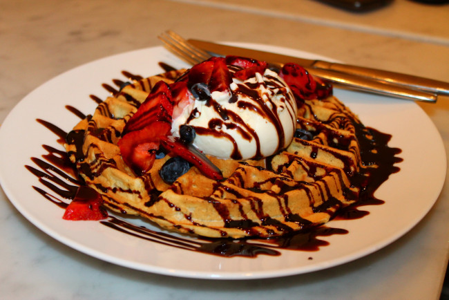 Обои картинки фото еда, мороженое,  десерты, клубника, десерт, лакомство