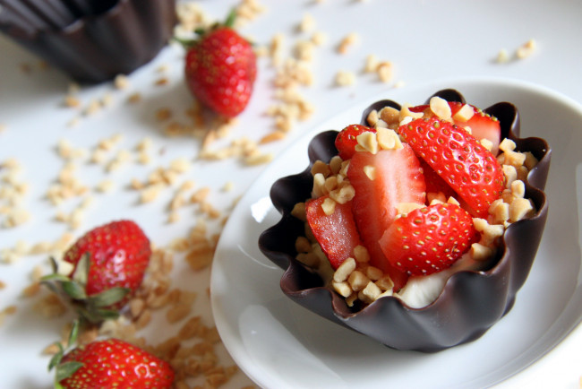 Обои картинки фото еда, мороженое,  десерты, лакомство, клубника, десерт