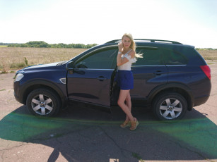 Картинка автомобили -авто+с+девушками chevrolet captiva