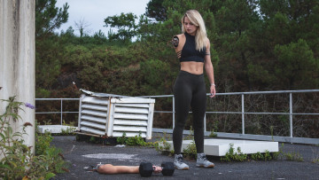 обоя юмор и приколы, девушка, гантеля, рука, перегрузка, неудача, робот