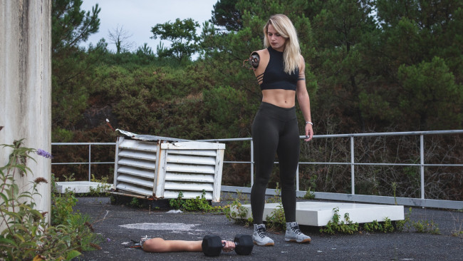 Обои картинки фото юмор и приколы, девушка, гантеля, рука, перегрузка, неудача, робот