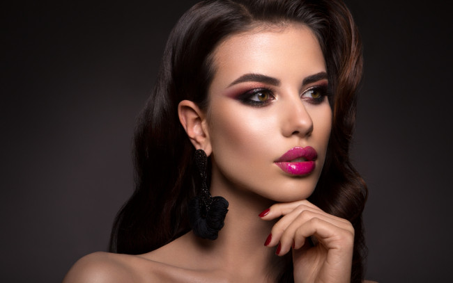 Обои картинки фото девушки, - лица,  портреты, девушка, рука, портрет, макияж, прическа, girl, woman, hair, маникюр, фотомодель, makeup, korabkova