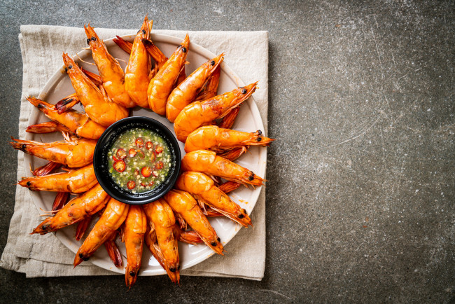 Обои картинки фото еда, рыба,  морепродукты,  суши,  роллы, соус, креветки, морепродукт