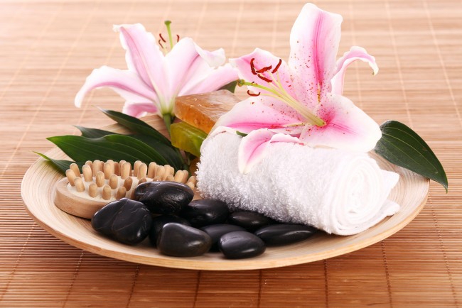 Обои картинки фото разное, ракушки,  кораллы,  декоративные и spa-камни, спа, камни, полотенце, цветы, лилии