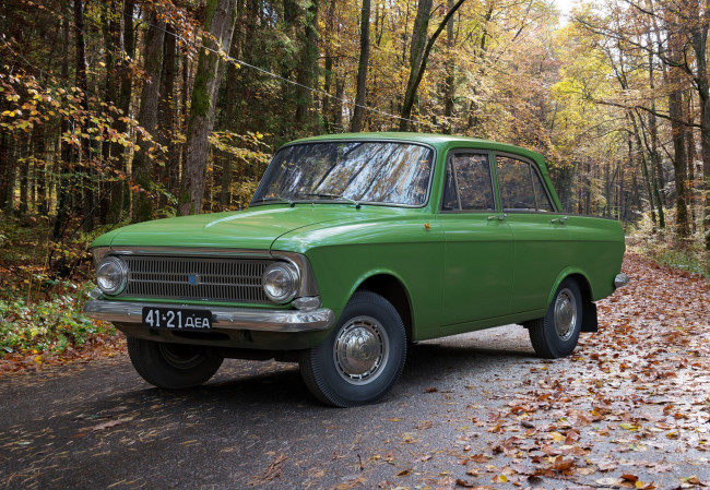 Обои картинки фото автомобили, москвич, иж, автомобиль, зелёный, лес, дорога