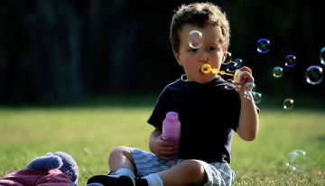 Картинка разное люди мальчик лужайка мыльные пузыри