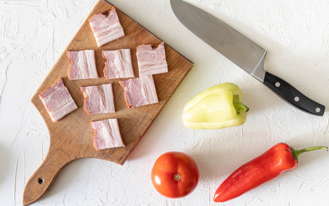 Обои картинки фото еда, разное, дощечка, нож, бекон, овощи, перец, помидор