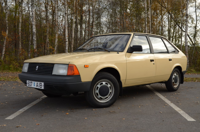 Обои картинки фото москвич- 2141, автомобили, москвич, москвич-, 2141, автомобиль, жёлтый, ретро, деревья