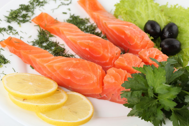 Обои картинки фото еда, рыба,  морепродукты,  суши,  роллы, свежая, форель, лимон, маслины, укроп