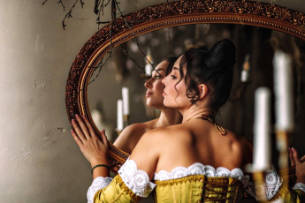 Картинка девушки анна+шаховская брюнетка платье корсет зеркало ветка