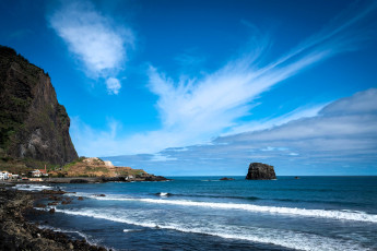 Картинка природа побережье небо облака море скалы берег дома
