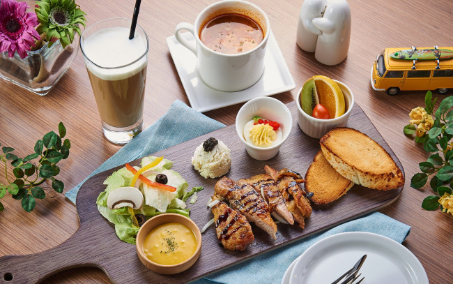 Обои картинки фото еда, разное, кофе, салат, фрукты, мясо, соус, завтрак