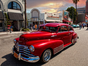 Картинка автомобили выставки уличные фото