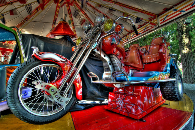 Обои картинки фото разное, карусели, качели, аттракционы, мотоцикл