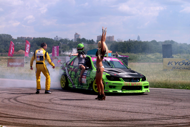 Обои картинки фото автомобили, авто, девушками