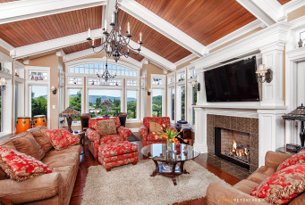 Картинка интерьер гостиная камин диваны