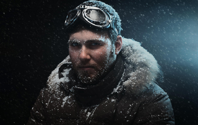 Обои картинки фото мужчины, - unsort, холод, шапка, куртка, очки, капюшон, снег, парень