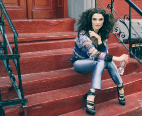 обоя девушки, -unsort , брюнетки,  шатенки, каблуки, актриса, брюнетка, кофта, брюки, бутылка, ступени