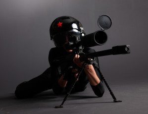 Картинка девушки -unsort+ девушки+с+оружием шлем винтовка фон девушка