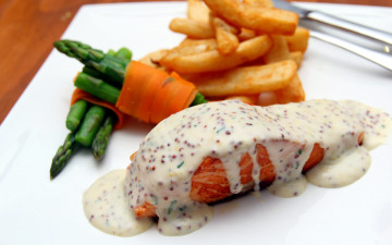 Картинка еда рыбные+блюда +с+морепродуктами картофель спаржа форель соус фри