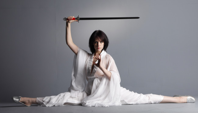 Обои картинки фото девушки, -unsort , девушки с оружием, фон, девушка, меч, взгляд