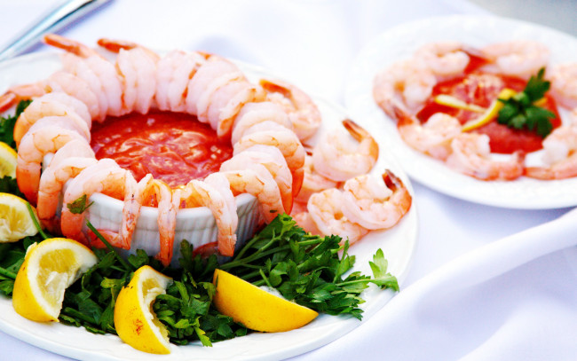 Обои картинки фото еда, рыбные блюда,  с морепродуктами, зелень, кетчуп, петрушка, креветки, лимон
