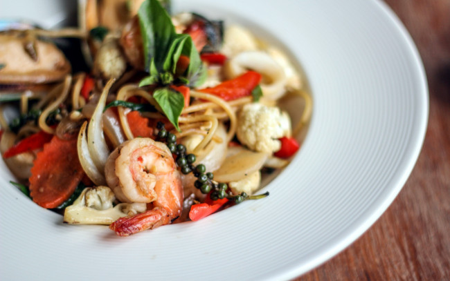 Обои картинки фото еда, салаты,  закуски, креветка, рыбный, салат, базилик