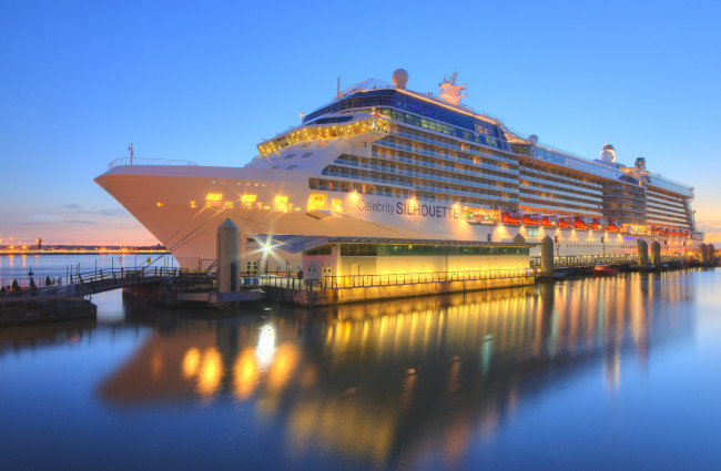 Обои картинки фото celebrity silhouette in liverpool, корабли, лайнеры, лайнер, порт, круиз