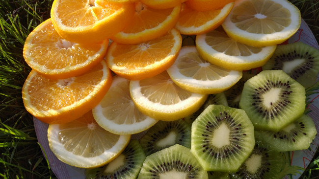 Обои картинки фото еда, цитрусы, лимон, киви, апельсин
