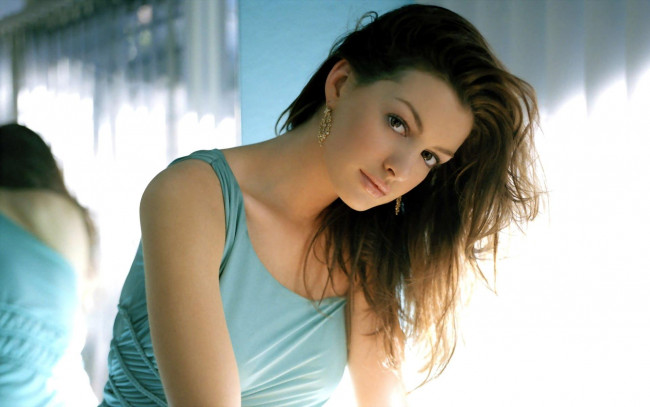 Обои картинки фото девушки, anne hathaway, зеркало, платье, актриса, шатенка, серьги