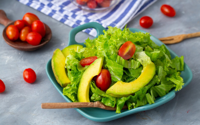 Обои картинки фото еда, салаты,  закуски, помидоры, салат, авокадо