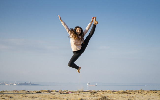 Обои картинки фото разное, дети, девочка, прыжок