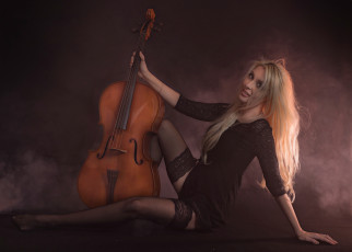 Картинка бестия девушки -+блондинки +светловолосые девушка женщина блондинка светловолосая сексуальная модель звезда позирует разная обувь верхняя стильная одежда нижнее эротическое бельё трусы лифчик колготки чулки аксессуары макияж и множество элементов на фотографии