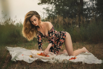 Картинка бестия девушки -+брюнетки +шатенки девушка женщина шатенка темноволосая сексуальная модель звезда позирует разная обувь верхняя стильная одежда нижнее эротическое бельё трусы лифчик колготки чулки аксессуары макияж и множество элементов на фотографии