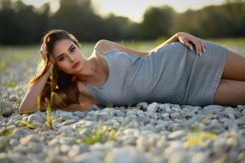 Картинка бестия девушки -+брюнетки +шатенки девушка женщина шатенка темноволосая сексуальная модель звезда позирует разная обувь верхняя стильная одежда нижнее эротическое бельё трусы лифчик колготки чулки аксессуары макияж и множество элементов на фотографии