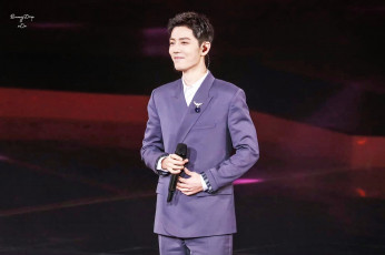 Картинка мужчины xiao+zhan актер костюм микрофон сцена