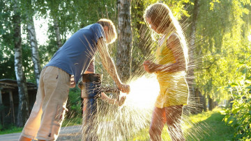 Картинка разное дети мальчик девочка кран вода баловство