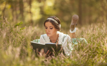 Картинка бестия девушки -+брюнетки +шатенки девушка женщина шатенка темноволосая сексуальная модель звезда позирует разная обувь верхняя стильная одежда нижнее эротическое бельё трусы лифчик колготки чулки аксессуары макияж и множество элементов на фотографии