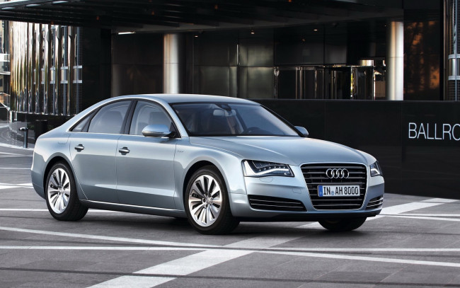 Обои картинки фото audi a8 hybrid, автомобили, audi, голубой, здание, улица