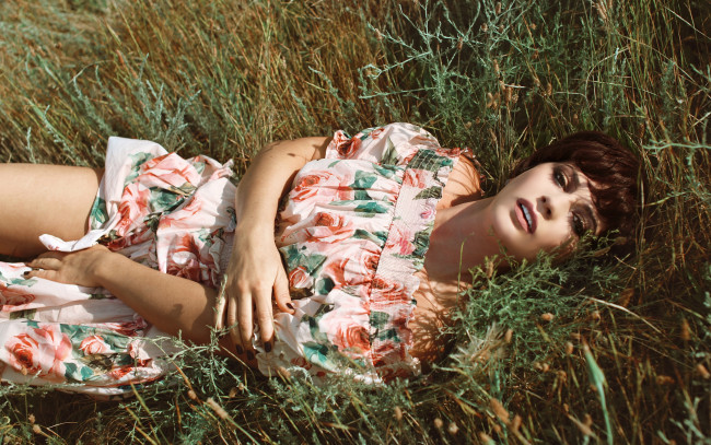 Обои картинки фото бестия, девушки, - брюнетки,  шатенки, девушка, женщина, шатенка, темноволосая, сексуальная, модель, звезда, позирует, разная, обувь, верхняя, стильная, одежда, нижнее, эротическое, бельё, трусы, лифчик, колготки, чулки, аксессуары, макияж, и, множество, элементов, на, фотографии