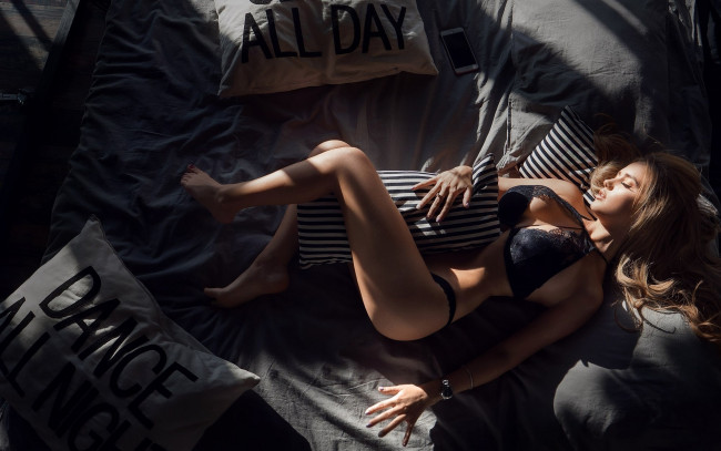 Обои картинки фото бестия, девушки, - брюнетки,  шатенки, девушка, женщина, шатенка, темноволосая, сексуальная, модель, звезда, позирует, разная, обувь, верхняя, стильная, одежда, нижнее, эротическое, бельё, трусы, лифчик, колготки, чулки, аксессуары, макияж, и, множество, элементов, на, фотографии