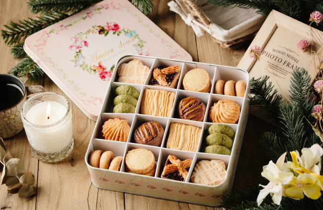 Обои картинки фото еда, пирожные,  кексы,  печенье, свеча, печенье, набор, ассорти