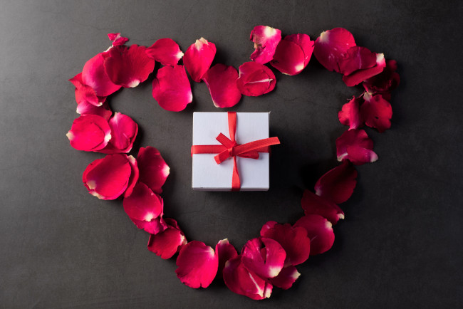 Обои картинки фото праздничные, день святого валентина,  сердечки,  любовь, подарок, лепестки, сердечко