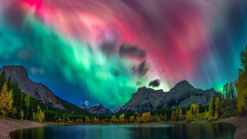 обоя wedge pond,  kananaskis,  alberta, природа, северное сияние, wedge, pond, kananaskis, alberta