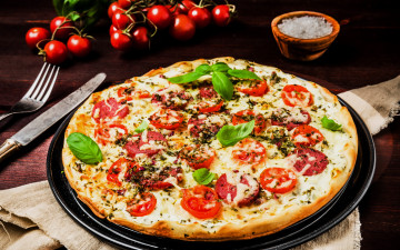 Картинка еда пицца базилик колбаса