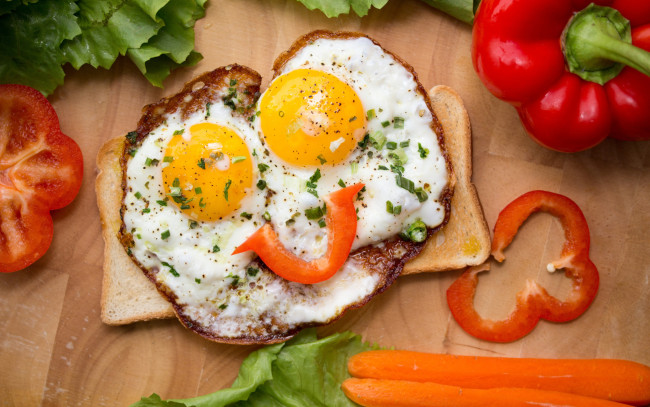 Обои картинки фото еда, яичные блюда, яичница, глазунья, перец, морковь