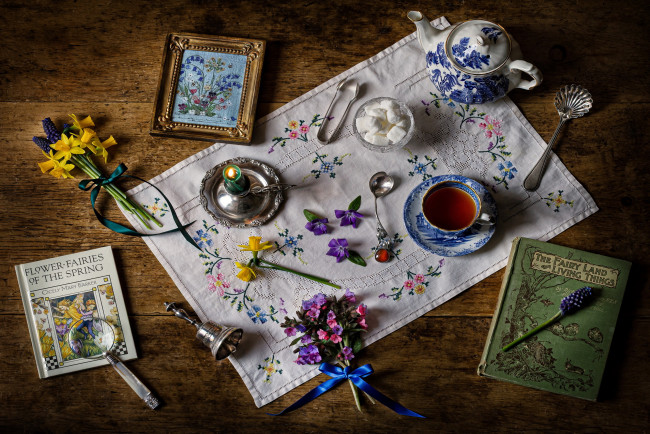 Обои картинки фото еда, напитки,  чай, книги, колокольчик, заварник, чай, сахар