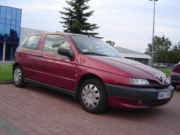 Обои картинки фото alfa, romeo, 145, автомобили, выставки, уличные, фото